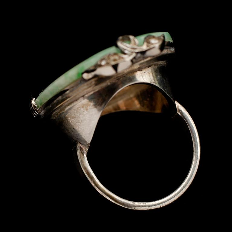 RING, BROSCH OCH ÖRHÄNGEN, 1 par, silver, med jade/nefrit, bl a 1960.