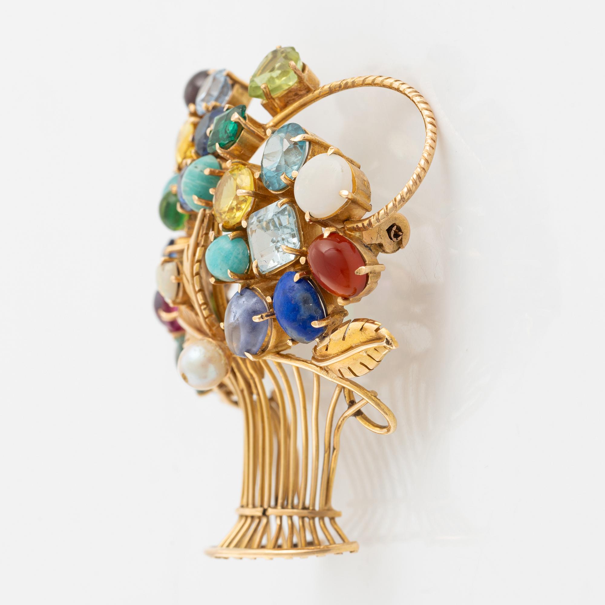 An 18K gold flower basket broosch with gemstones and imitation.