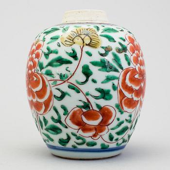A Chinese porcelain wucai jarlet, Ming dynasty, 17th century.