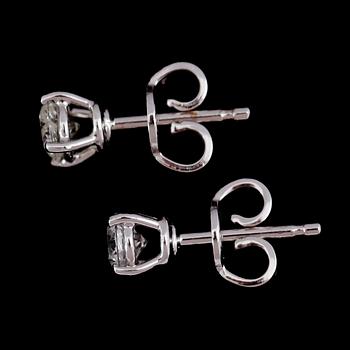 ÖRHÄNGEN, 1 par, 18 k vitguld, solitära briljantslipade diamanter tot 0.55 ct.