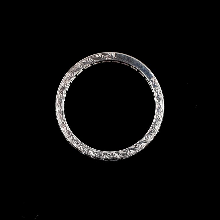 RING, sk alliansring, platina med 30 åttkantsslip diamanter tot ca 0,60 ct. CG Hallberg, 1952. Tot.vikt 3g.