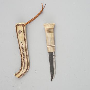 Esse Poggats, a reindeerhorn Sami knife, signed.