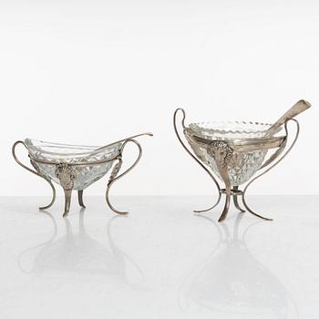 Saltkar, 2 st snarlika, silver och glas, troligen Frankrike. 1800-tal.