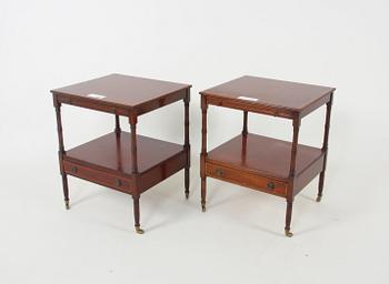 NATTDUKSBORD, ett par, engelsk stil.