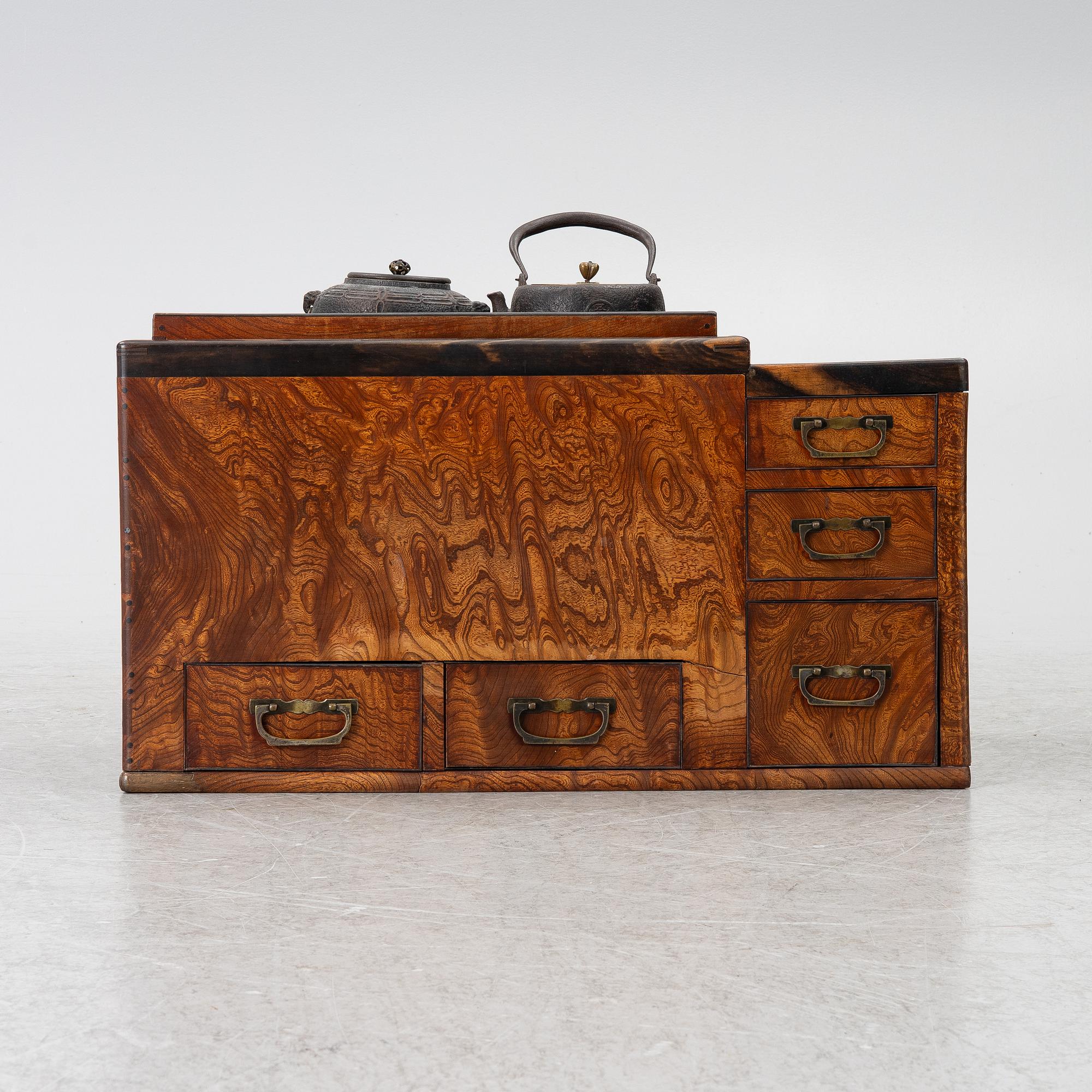 Hibachi (bordsgrill), trä och metall, med tekanna och kittel samt ställ, Japan, Meiji (1868-1912).