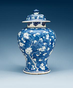 1573. A blue and white jar with cover, Qing dynasty, Kangxi (1662-1722).