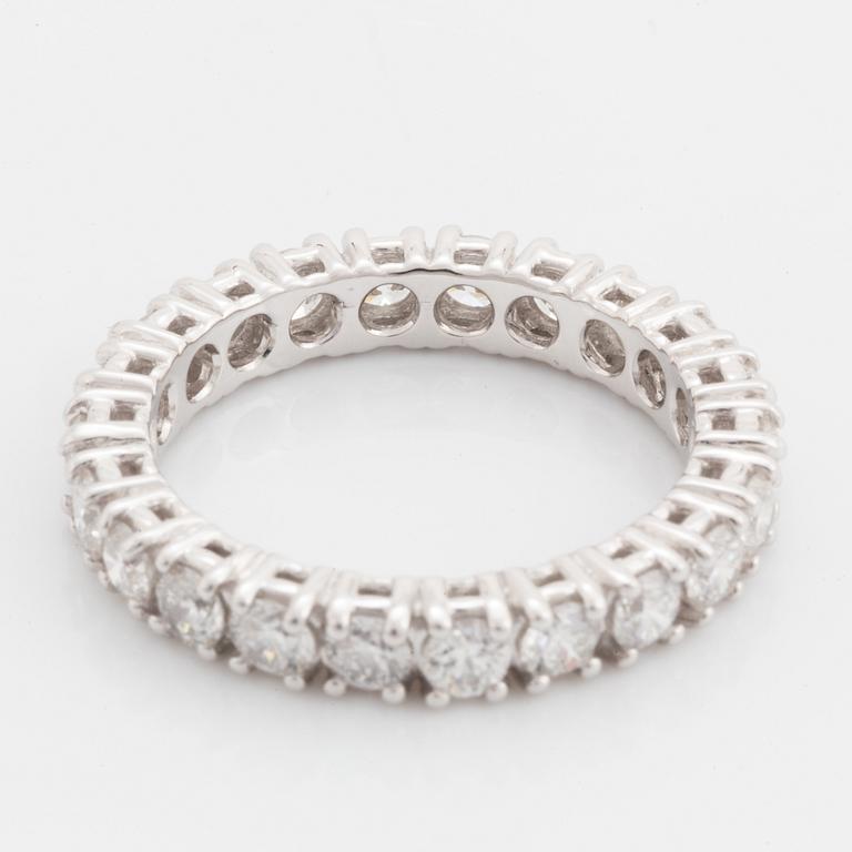Alliansring med briljantslipade diamanter, med cert HRD.