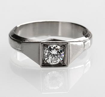 RING, 18 k vitguld med briljantslipad diamant, ca 0,40 ct. Vikt ca 4,9 g.