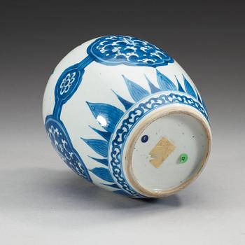 A blue and white jar, Qing dynasty, Kangxi (1662-1722).