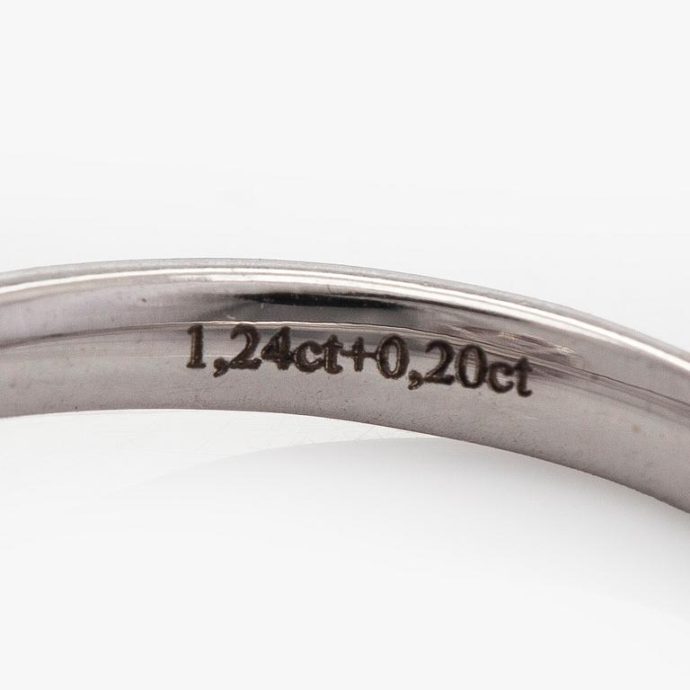 Ring, 18K vitguld med en oval morganit och diamanter ca 0.20 ct totalt.