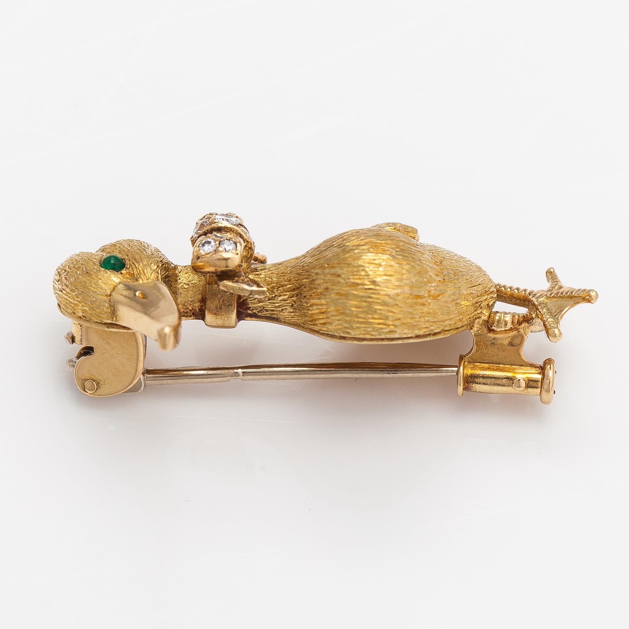 An 18K gold brooch in the form of a duck with an emerald and diamonds ca. 0.065 ct in total. French halmmarks.