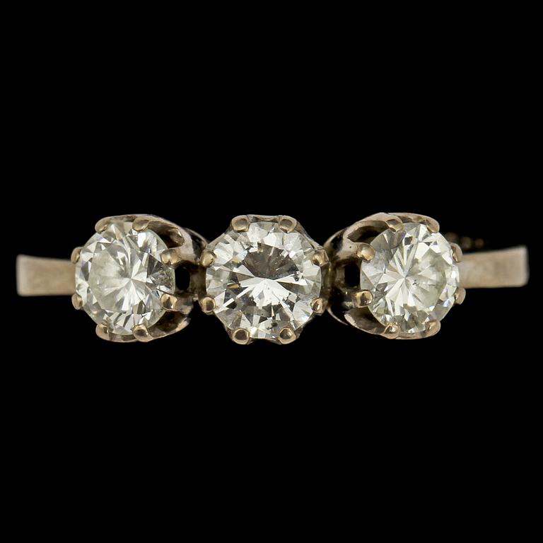 RING,18k vitguld med 3 briljantslipade diamanter, tot 1.08 ct, Olle Ohlsson, Stockholm, 1969. Vikt 4 g.