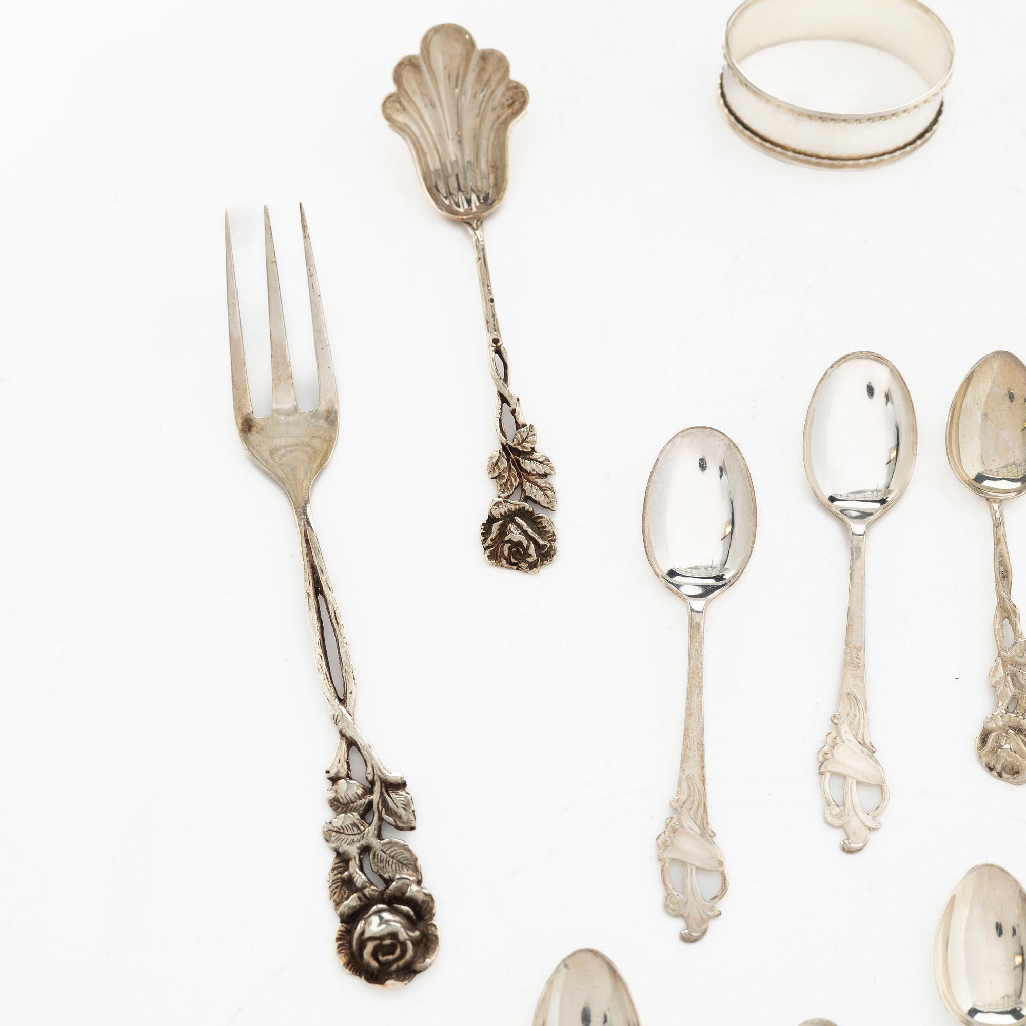 A pair of beakers, two napkin rings, and 17 pieces of cutlery, silver.