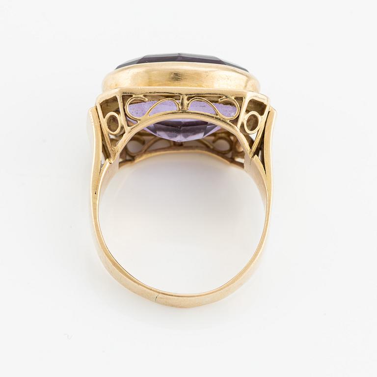 Ring 18K gold with faceted amethyst.