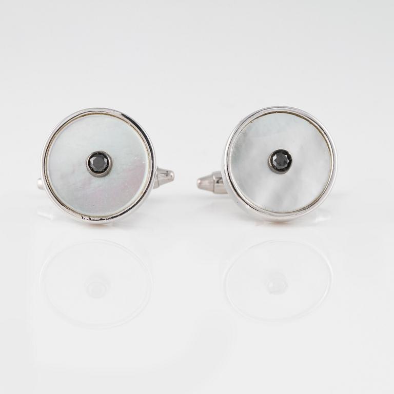 MANSCHETTKNAPPAR, 18K vitguld med briljantslipade svarta diamanter ca 0.04 ct samt pärlemor. Vikt 9,1 gram.