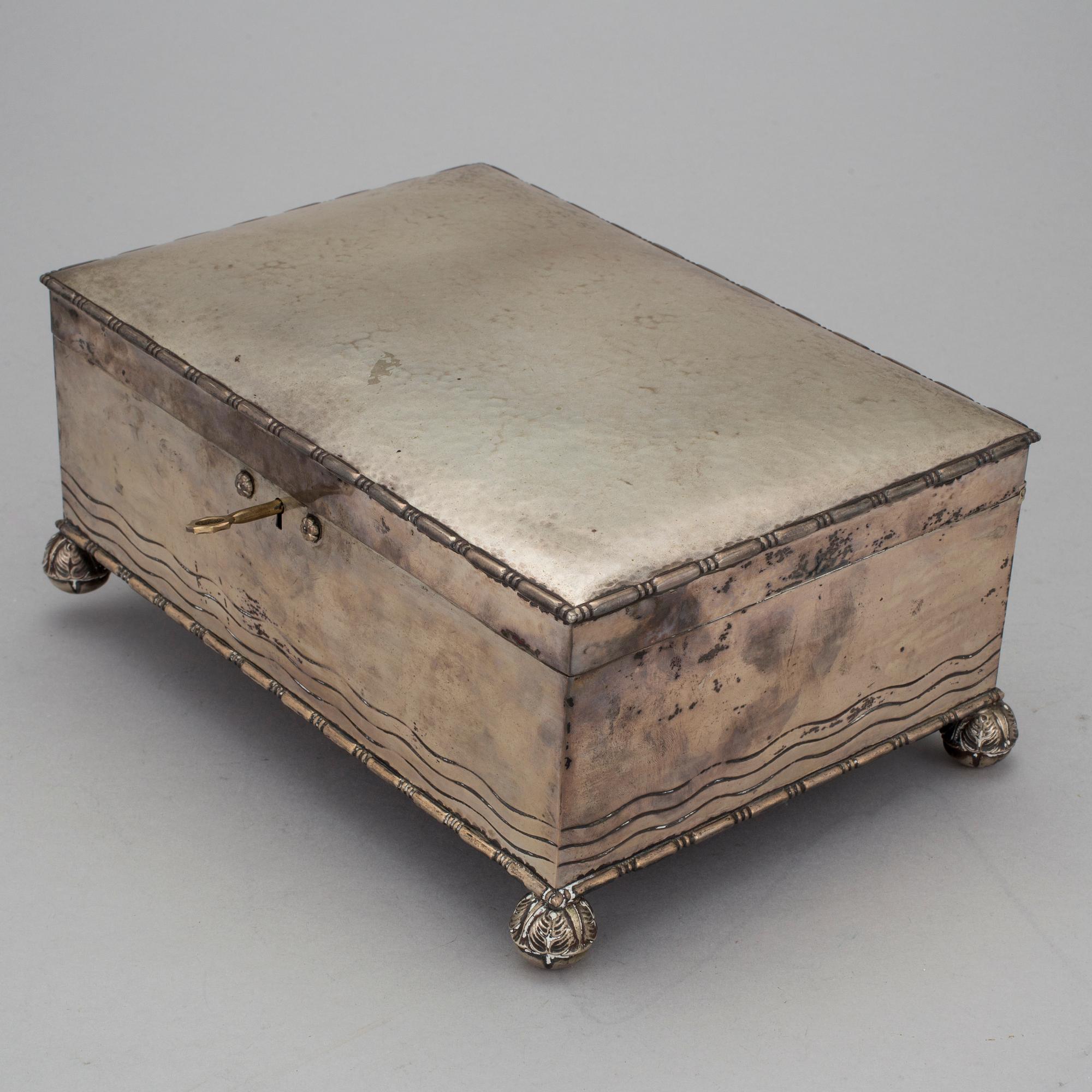 A silver jewelry box by CG Hallberg in Stockholm 1930.
