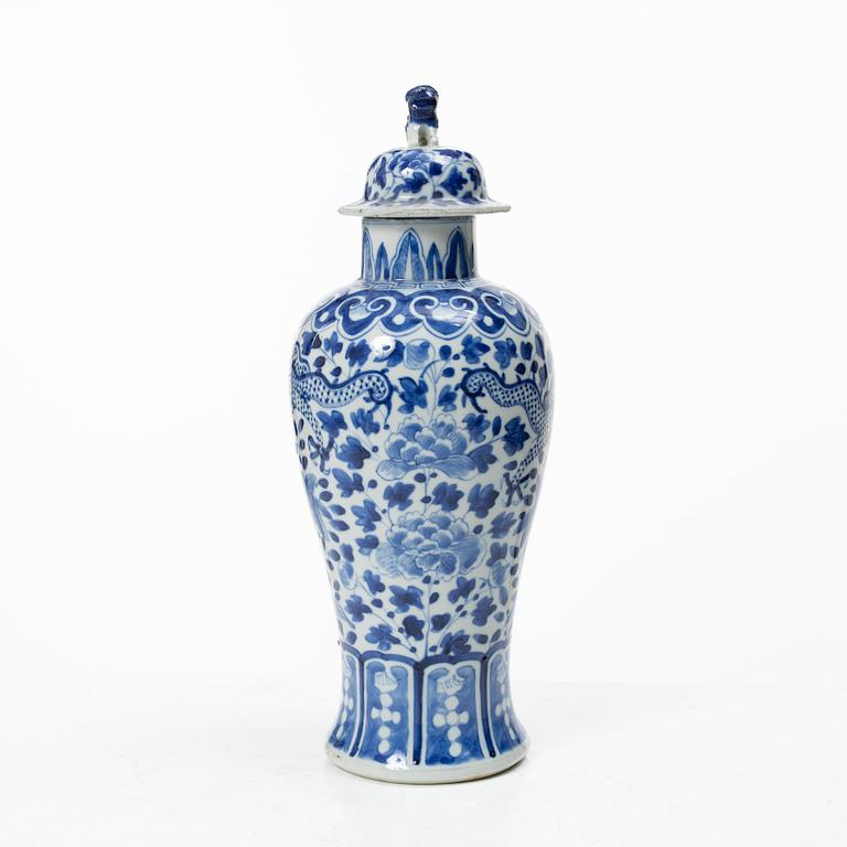 Urna med lock, porslin, Kina, Qingdynastin, 1800-tal.