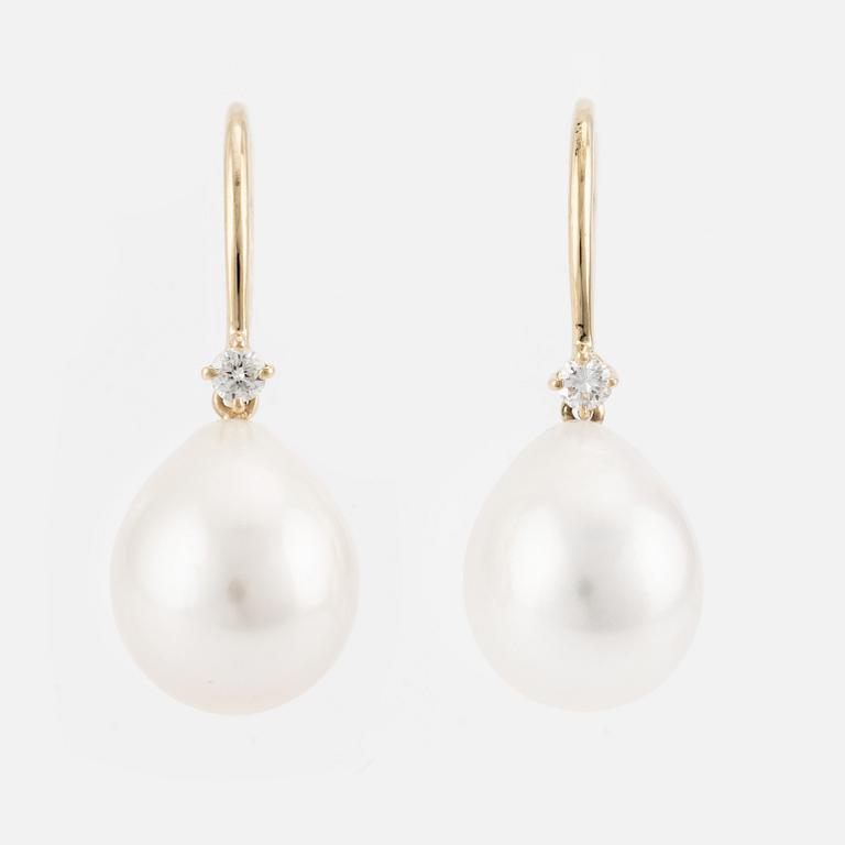 Earrings 18K gold with freshwater pearls and brilliant-cut diamonds.