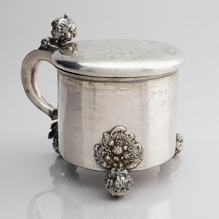 Erik Månsson Schmidt, dryckeskanna, delvis förgyllt silver, Stockholm (verksam 1675-1686). Barock.