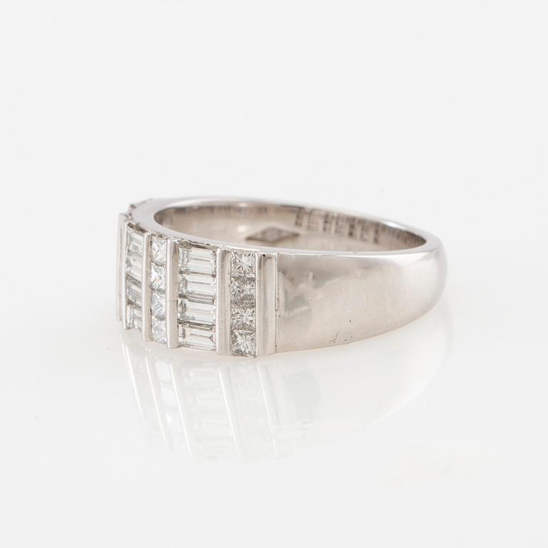 Stephen Foster, Ring platinum with diamonds approx. 1.21 ct total, London.