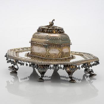 Pan-skrin på bricka, silver och förgyllt silver, mogulstil, Delhi, Indien, 1800-talets första hälft.