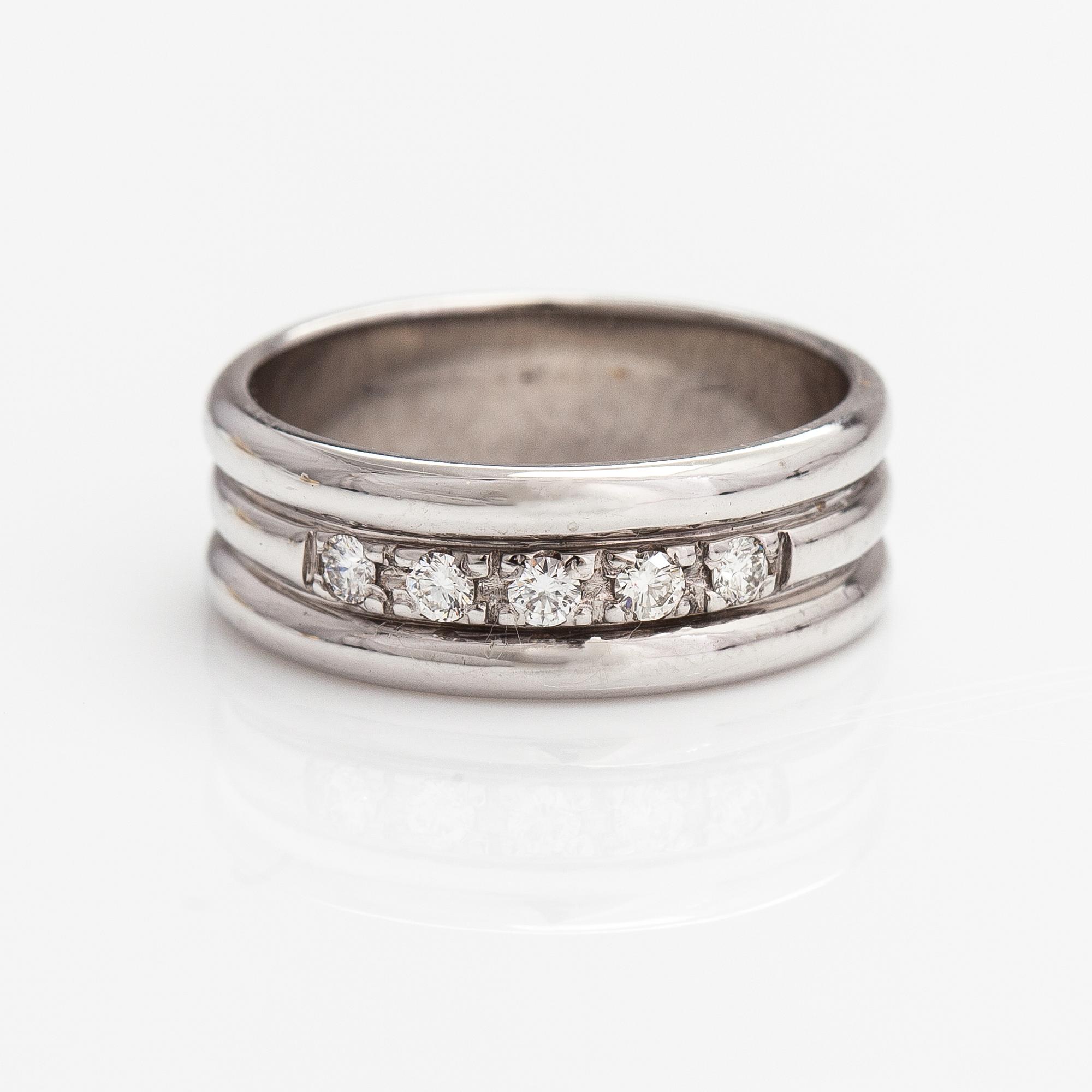 A 14K white gold ring with diamonds ca. 0.15 ct in total.