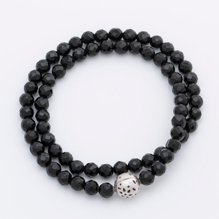 OLE LYNGGAARD necklace, onyx beads approx 6 mm, clasp 18K whitegold approx 10 mm, CL 750 inscribed, original case.