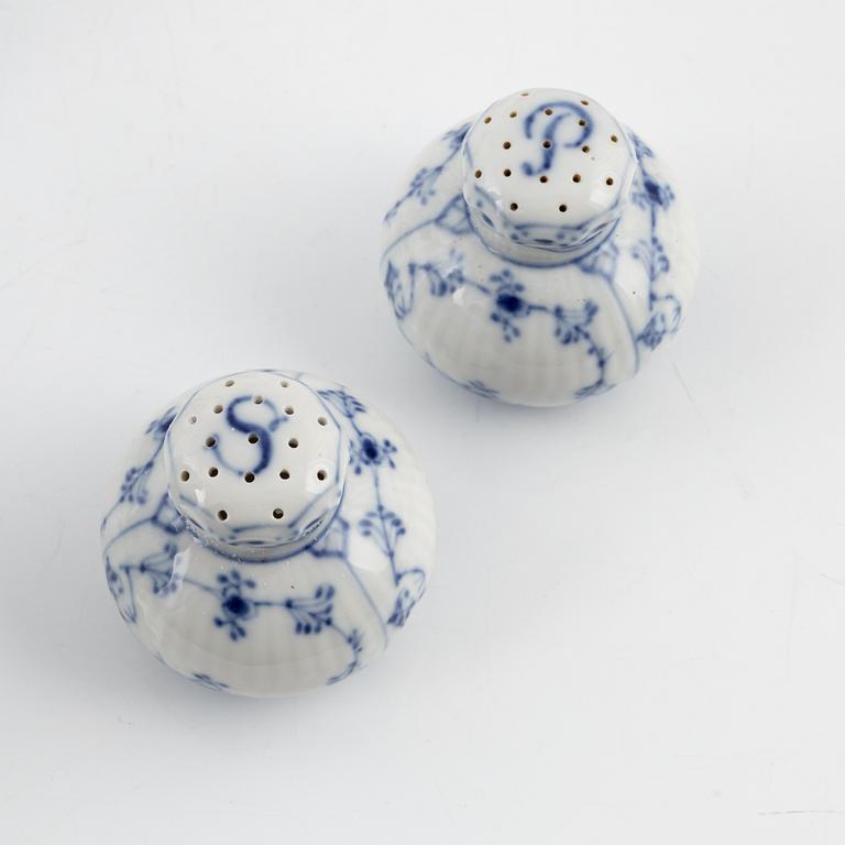 Royal Copenhagen. A 89 pieces porcelain Musselmalet service, Denmark, second half of the 20th century.