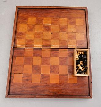 BACKGAMMON/SCHACKSPEL, med pjäser.