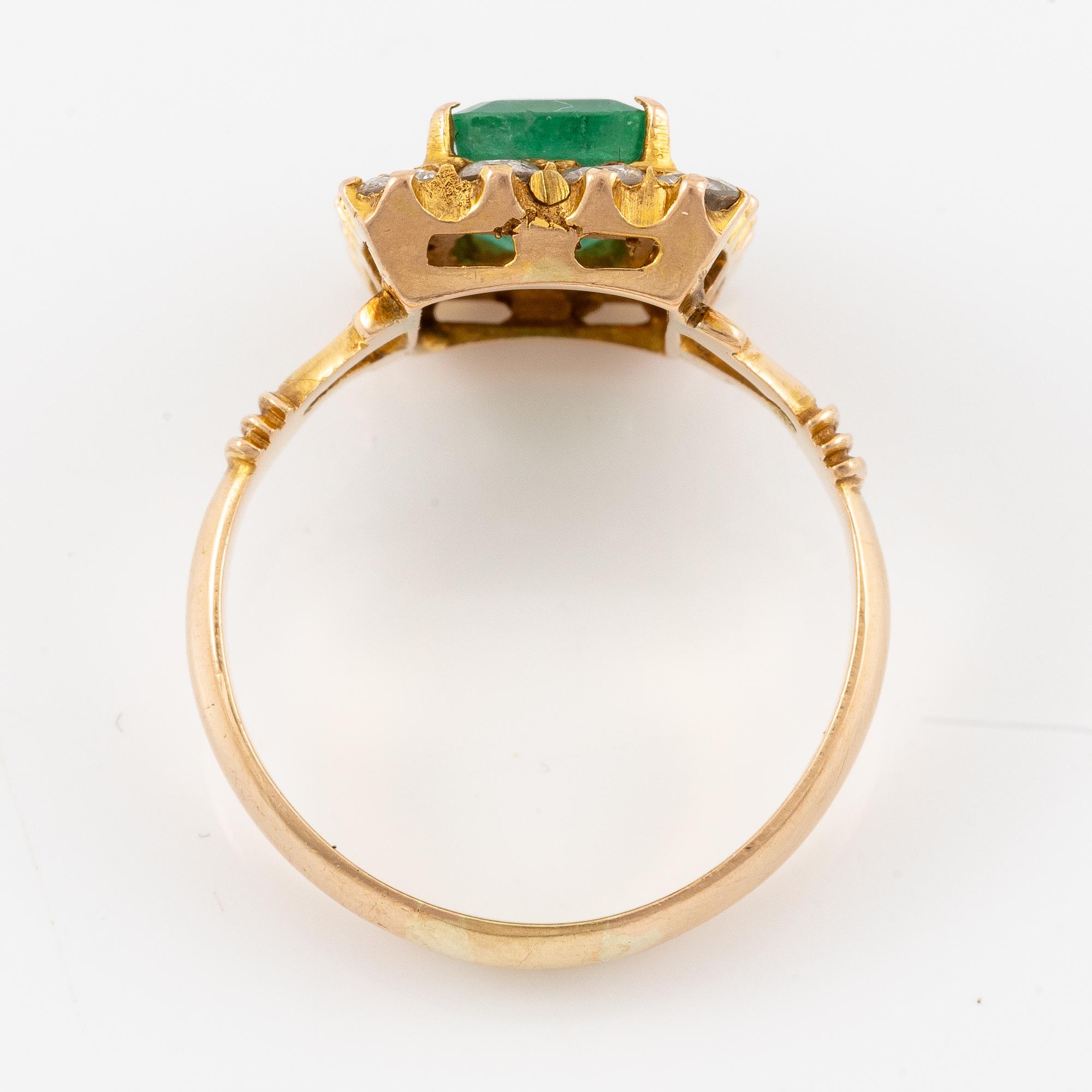 Ring 14K guld med en fasettslipad smaragd och runda briljantslipade diamanter.
