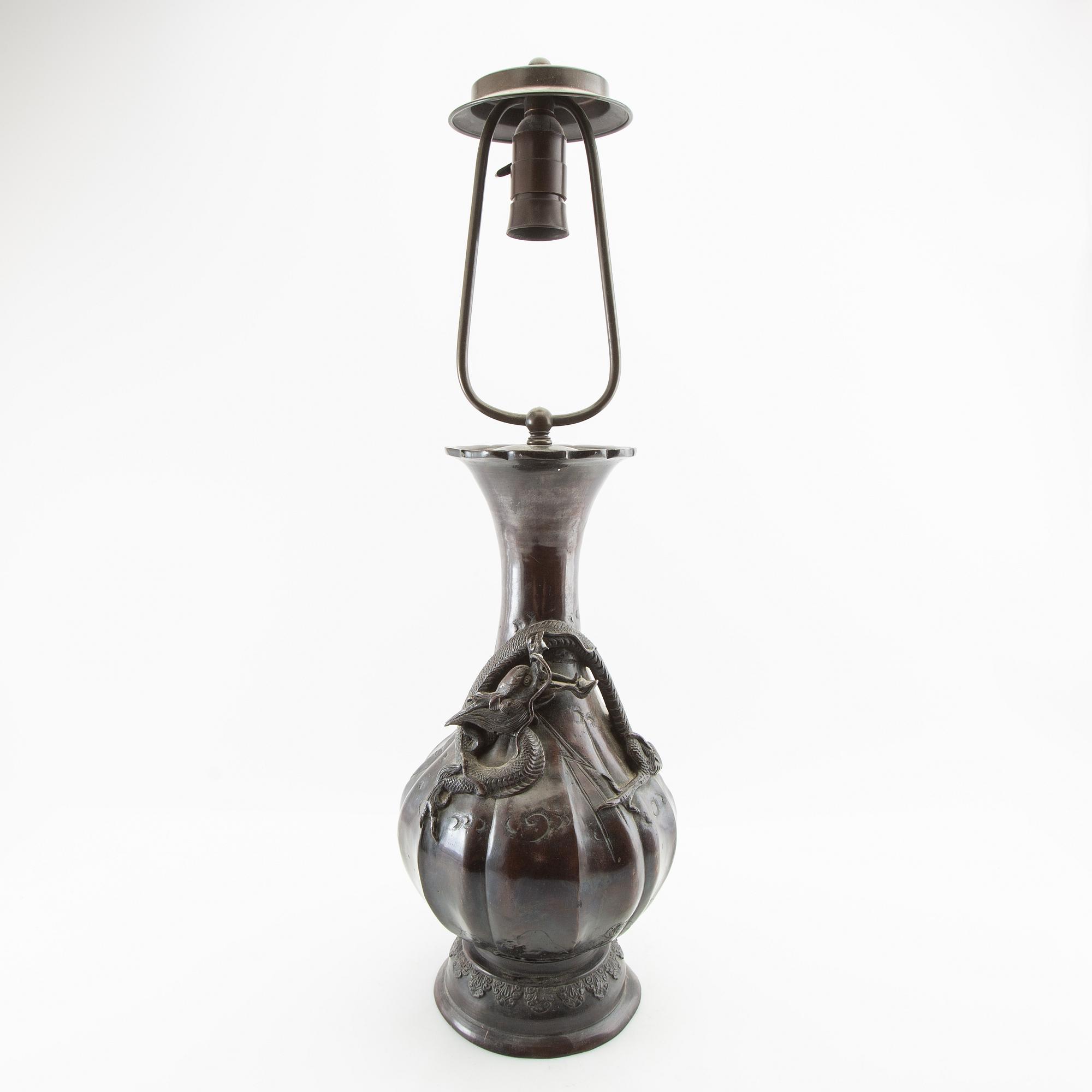 Bordslampa Kina 1900-talets första hälft patinerad brons.