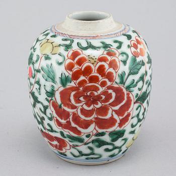 A Chinese porcelain vase, 17th century transision.