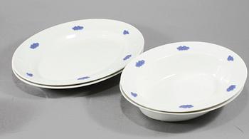 SERVISDELAR, 37 st, porslin, "Blå blom", Gustavsberg, 1900-talets andra hälft.