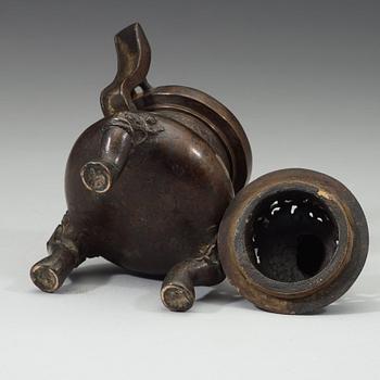 A bronze censer with cover, late Ming dynasty, 17th Century.