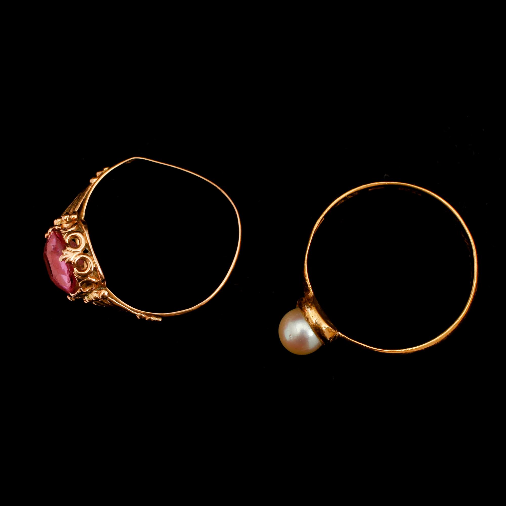 RINGAR, 2 st, 18 och 23 k guld. Total vikt ca 5 g.
