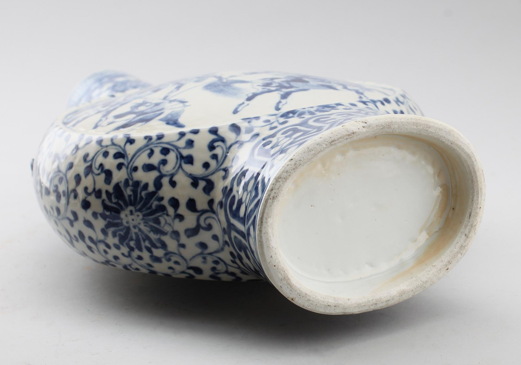 PILGRIMSKRUS, porslin, Kina, 1800-/1900-tal.