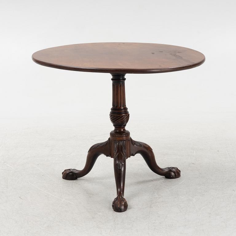 A tilt-top mahogany table, England, around 1800.