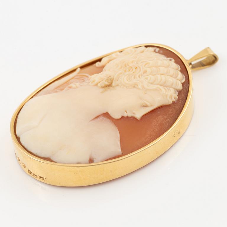 Pendant in 18K gold with a shell cameo.