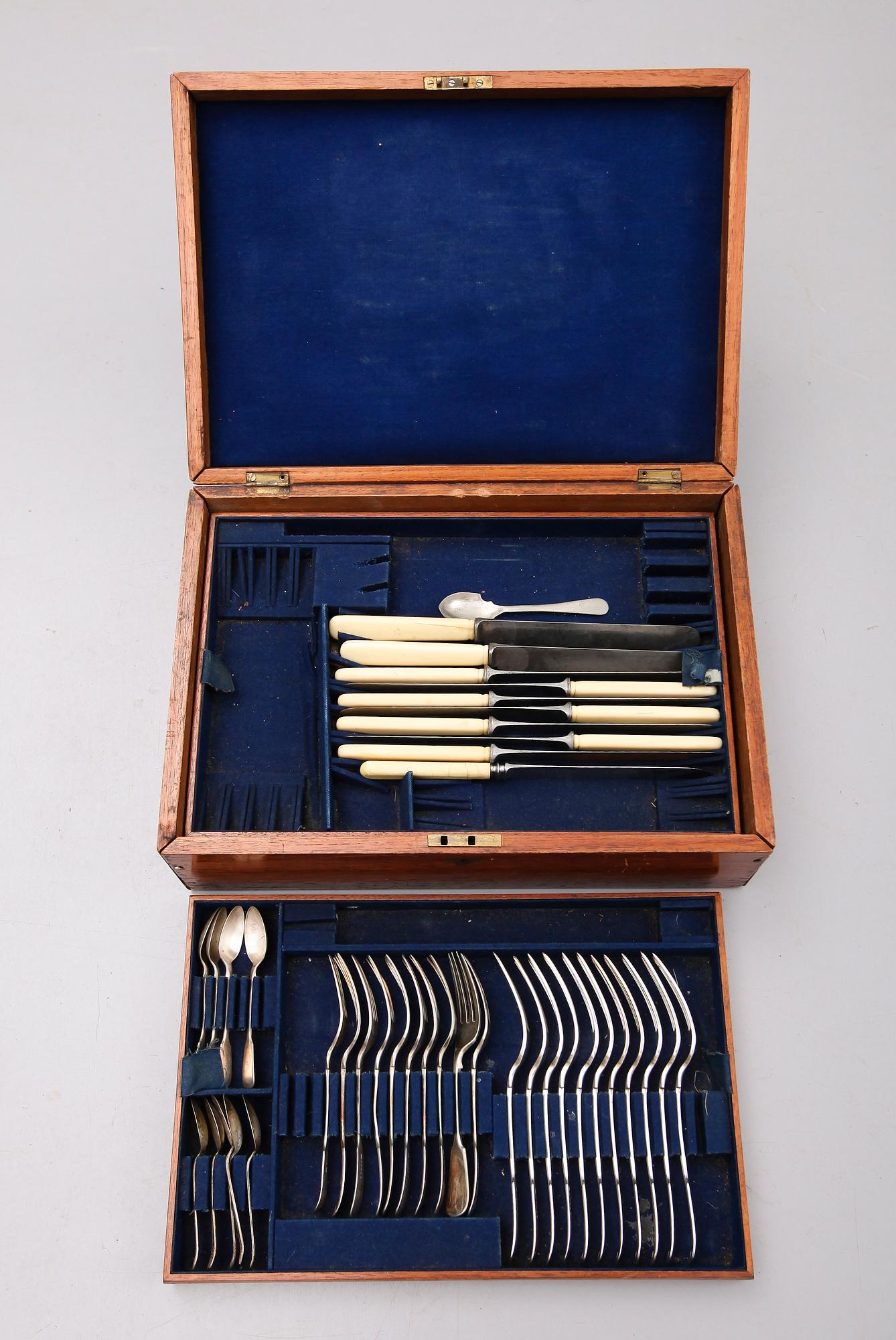BESTICKSCHATULL, England, med bestick av nysilver, omkring år 1900.