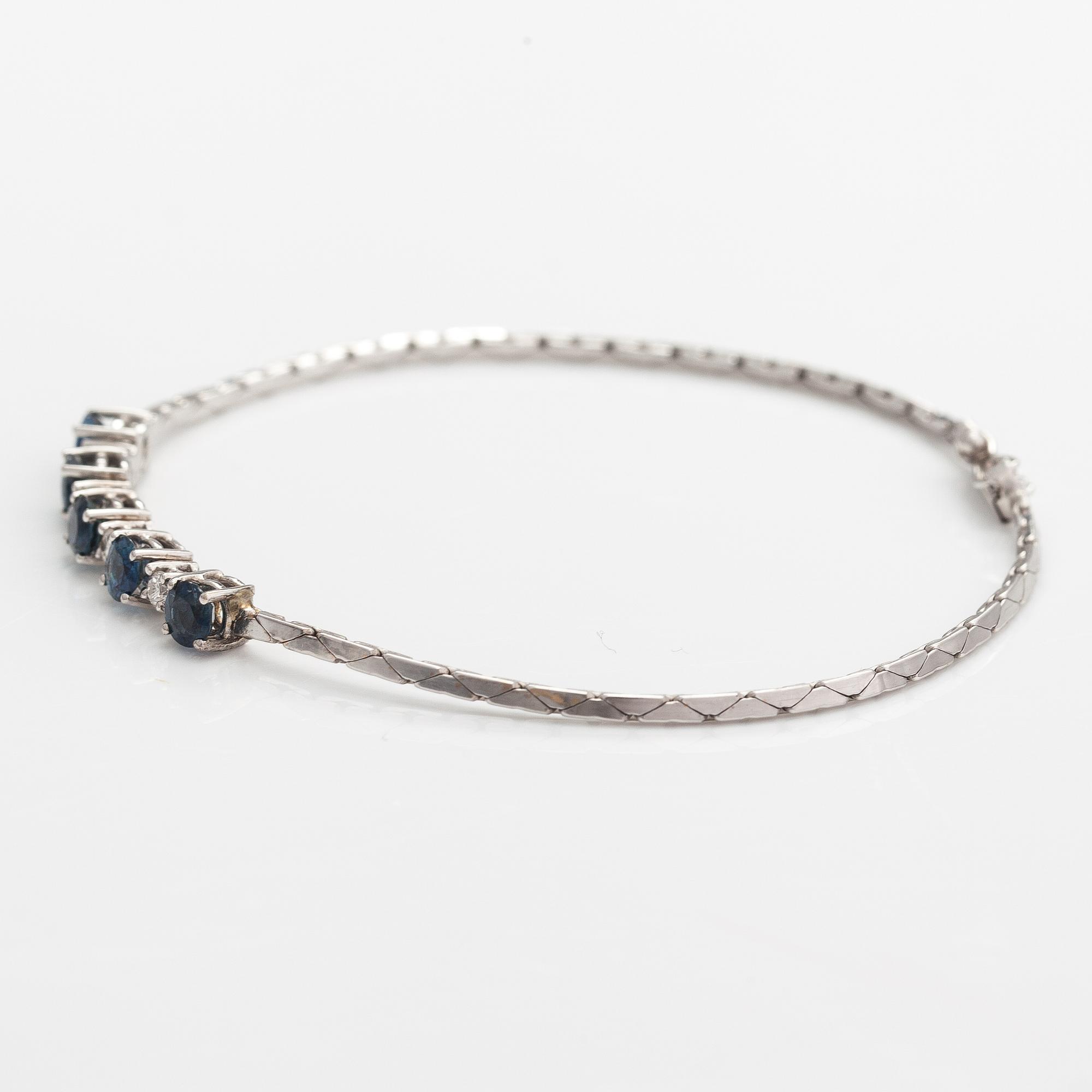 Armband, 14K vitguld, safirer, diamanter ca. 0.20 ct tot enl gravyr.
