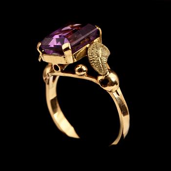 RING, 18k guld med åttkantslipad ametist. Vikt 4 g.