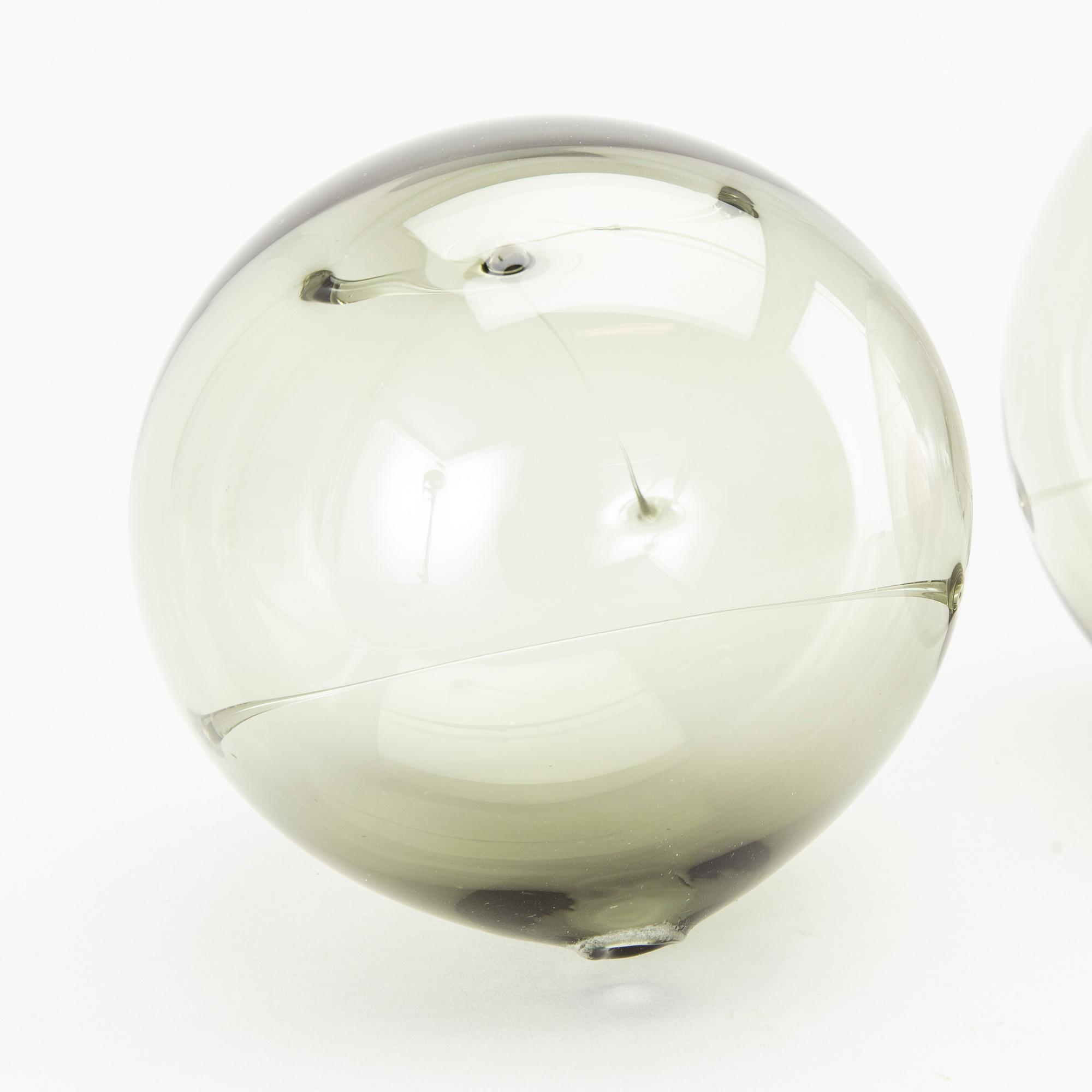 TIMO SARPANEVA, 3 glass balls, 'Aurinkopallo'  Iittala, 1970's.