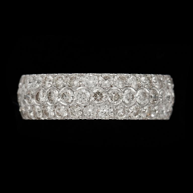 RING, 18k vitguld med briljantslipade diamanter tot ca3,36ct. Vikt ca5g .