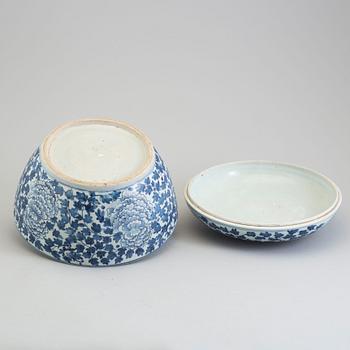 A large blue and white porcelain bowl with cover, 20th century.