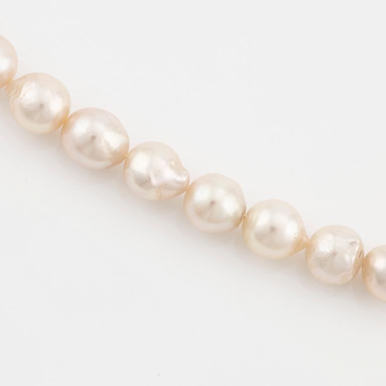 A necklace of cultured pearls without a clasp.