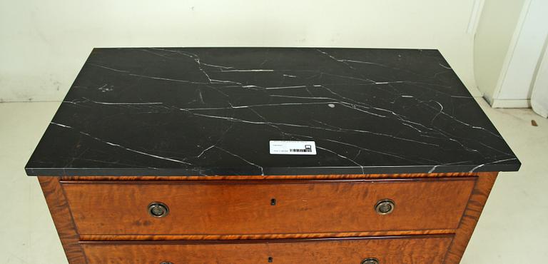 BYRÅ, gustaviansk stil. 1900-tal.