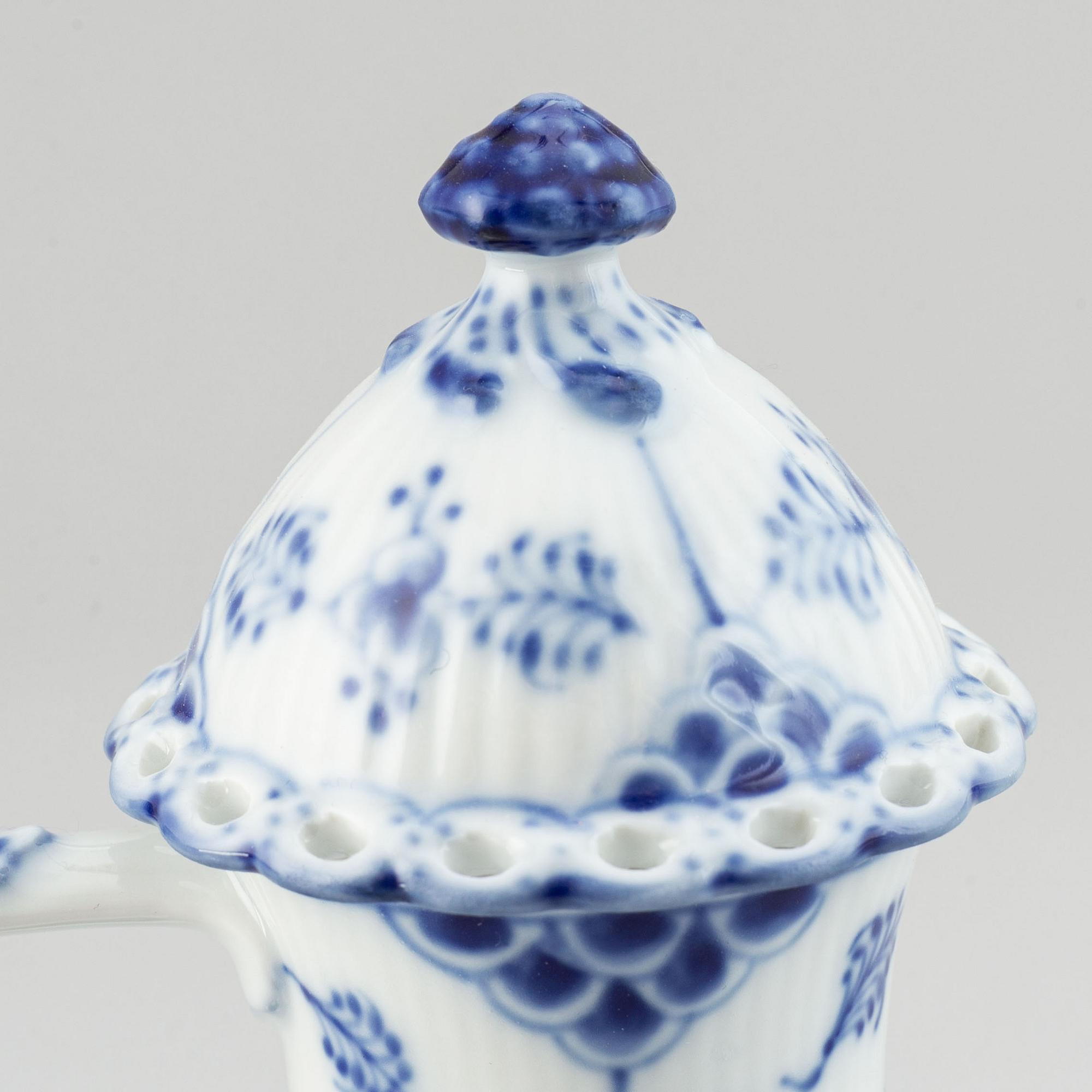 Royal Copenhagen, a mocca porcelain service (17 pcs), 'Musselmalet'.