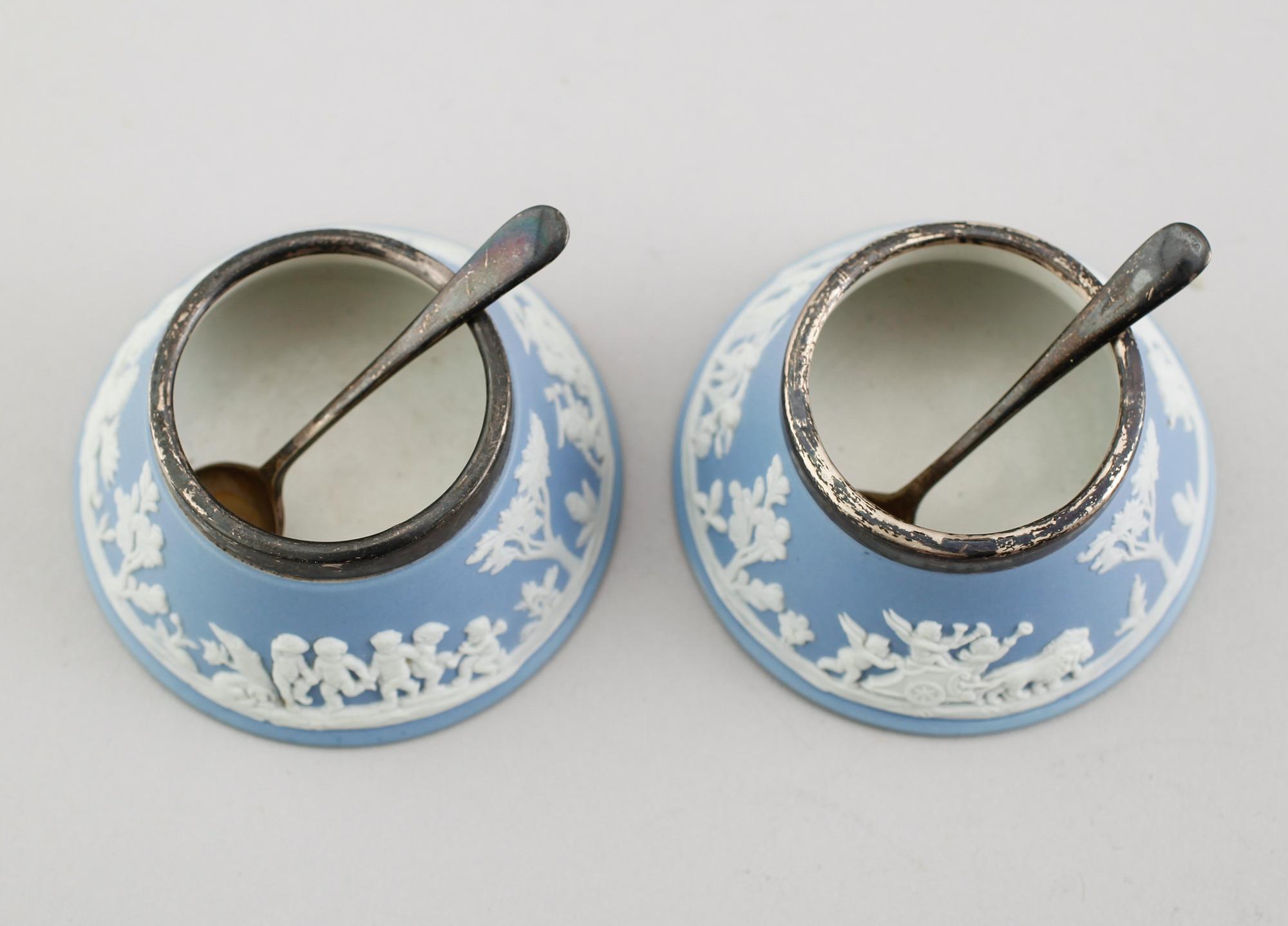 SALTKAR, 1 par, jasperware, Wedgwood, beslag av silver, Birmingham 1904 samt SALTSKEDAR, 1 par, silver, Sheffield 1929.