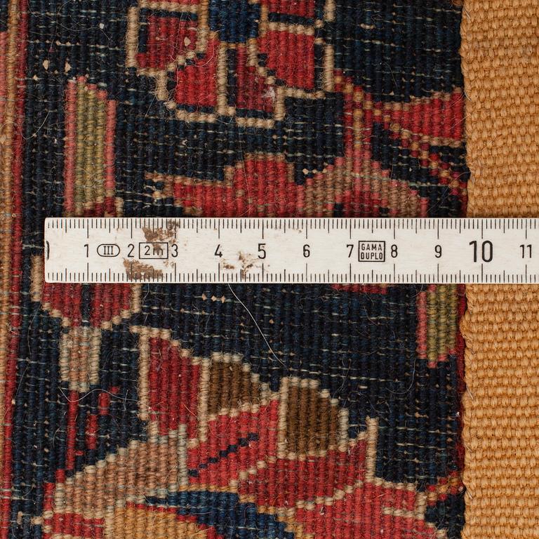 A CARPET. Semi-antique Sarouk. So-called American Sarouk, Around 198 x 129 cm.