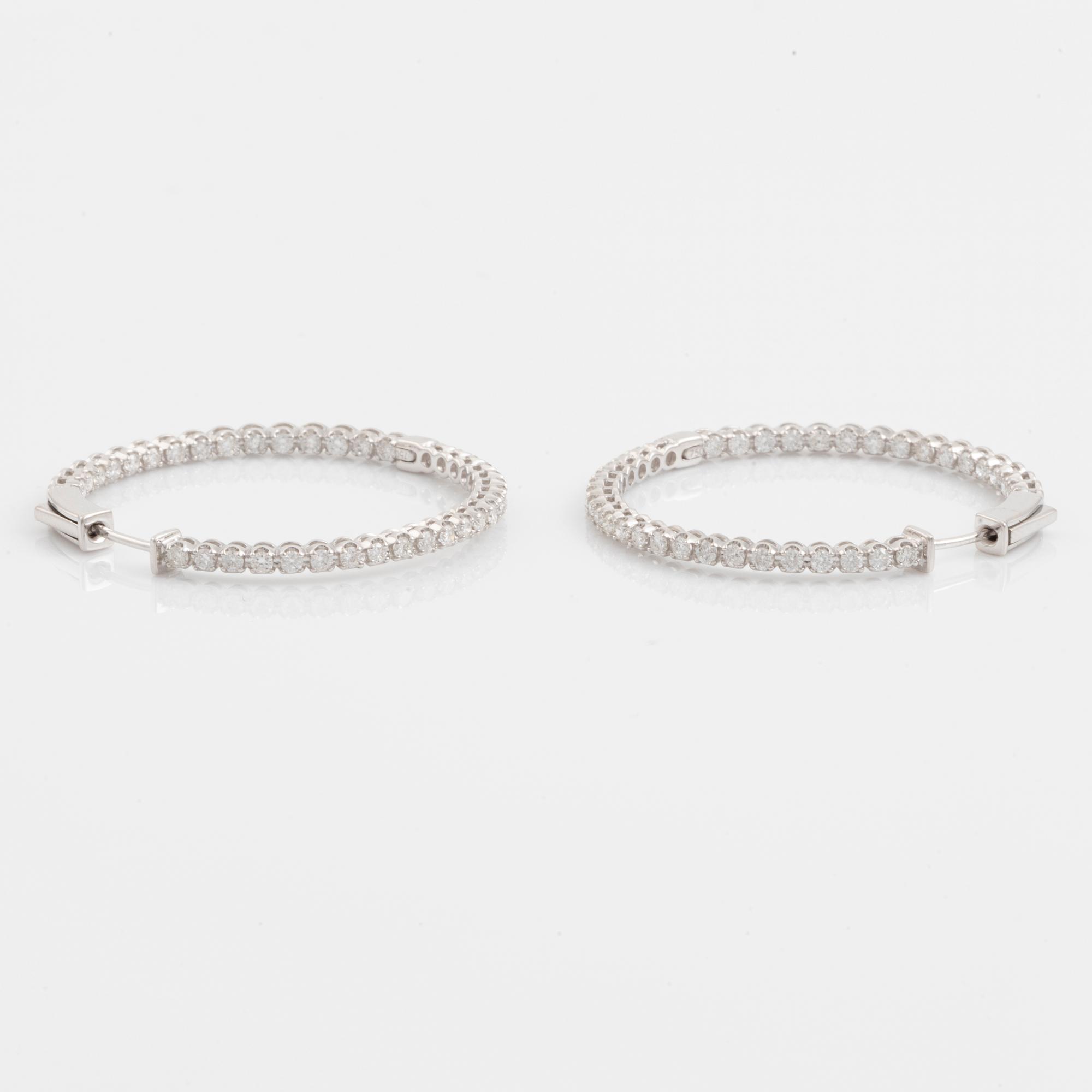 Örhängen kreoler med briljantslipade diamanter.